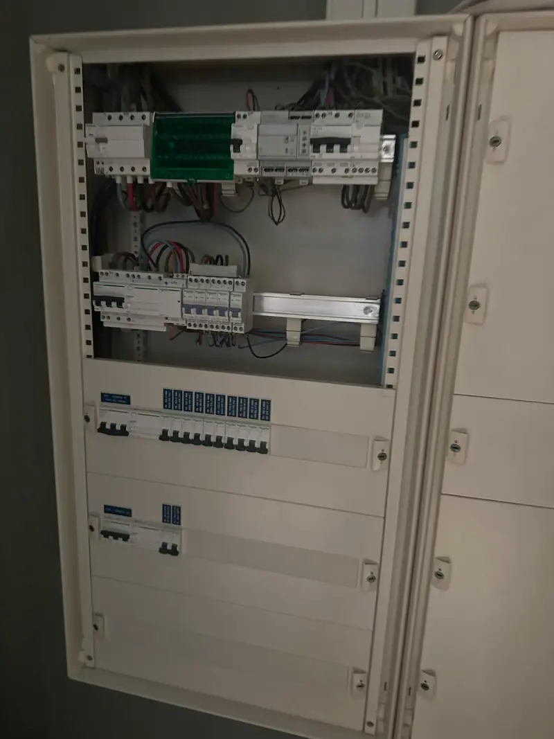 Tableau électrique Schneider ouvert avec disjoncteurs et répartiteur